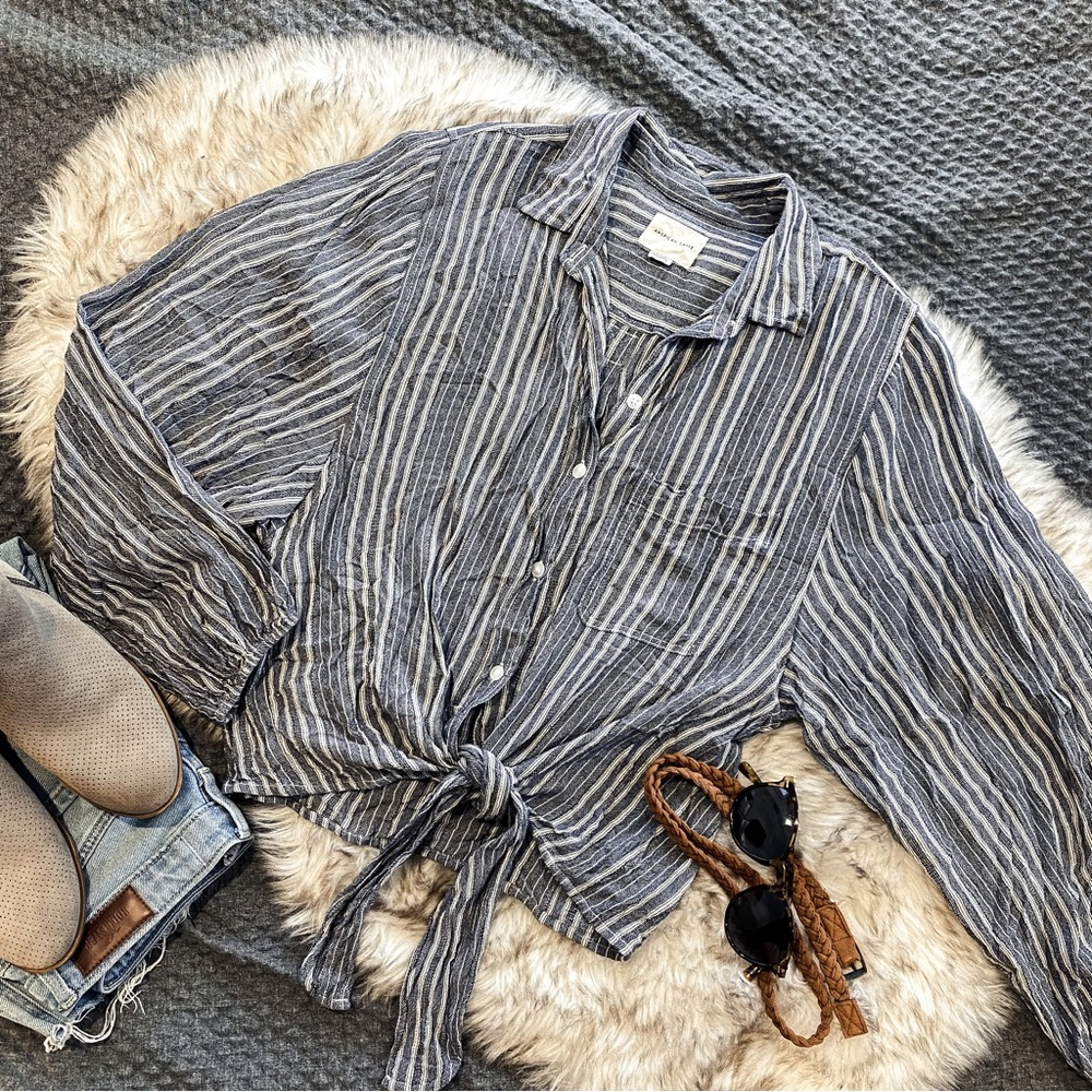 American Eagle Balloon sleeve tie button blouse
